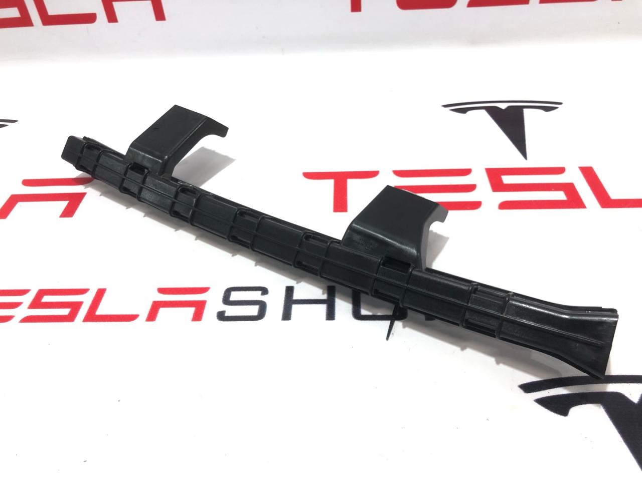 направляющая стеклоподъемника переднего Rivian R1T 1 поколение 2022, PT00002301, PT00046233 - фото №1