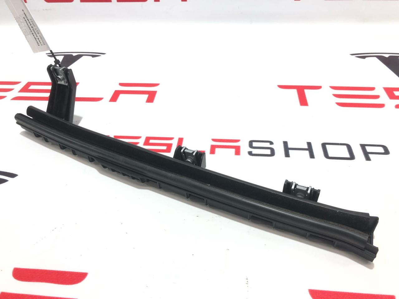 направляющая стеклоподъемника переднего Rivian R1T 1 поколение 2022, PT00015527, PT00042018 - фото №1