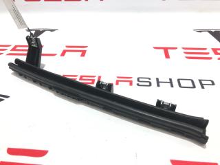 направляющая стеклоподъемника переднего Rivian R1T 1 поколение 2022, PT00015527, PT00042018