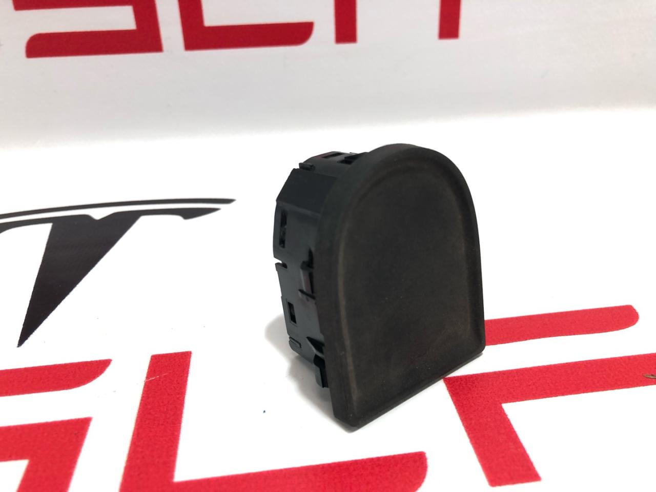 кнопка открытия багажника Rivian R1T 1 поколение 2022, PT00002336-J - фото №1