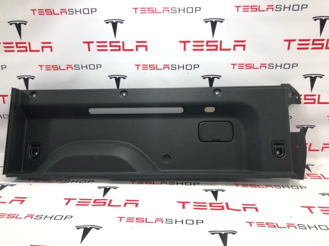 Накладка багажника внутренняя (пластик) Rivian R1T 1 поколение 2022, PT00016619, PT00000468, PT00002098-K, PT00000358-F, PT00000368 - фото №1