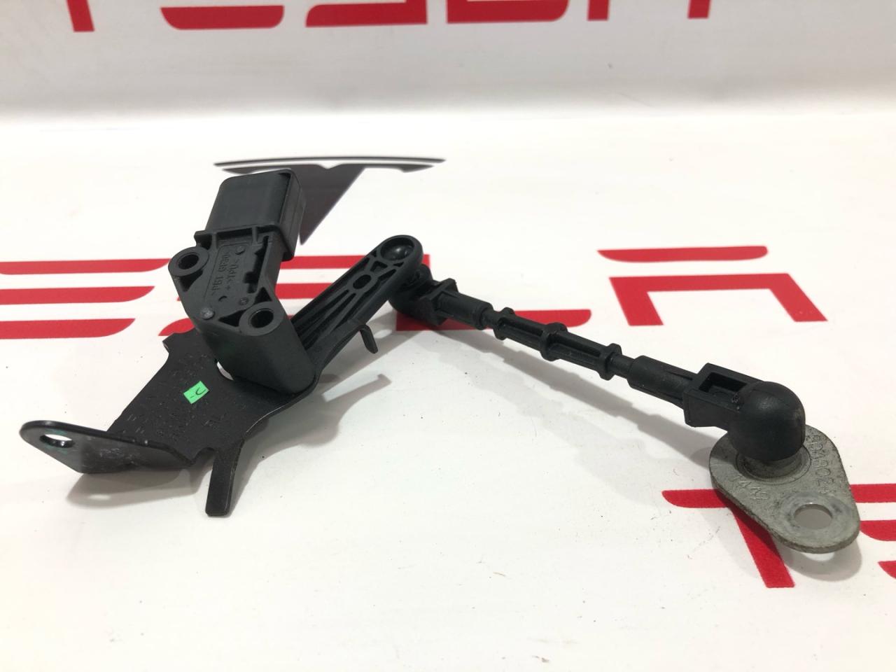 Датчик уровня пневмоподвески Rivian R1T 1 поколение 2022, PT00058866, PT00039806 - фото №1