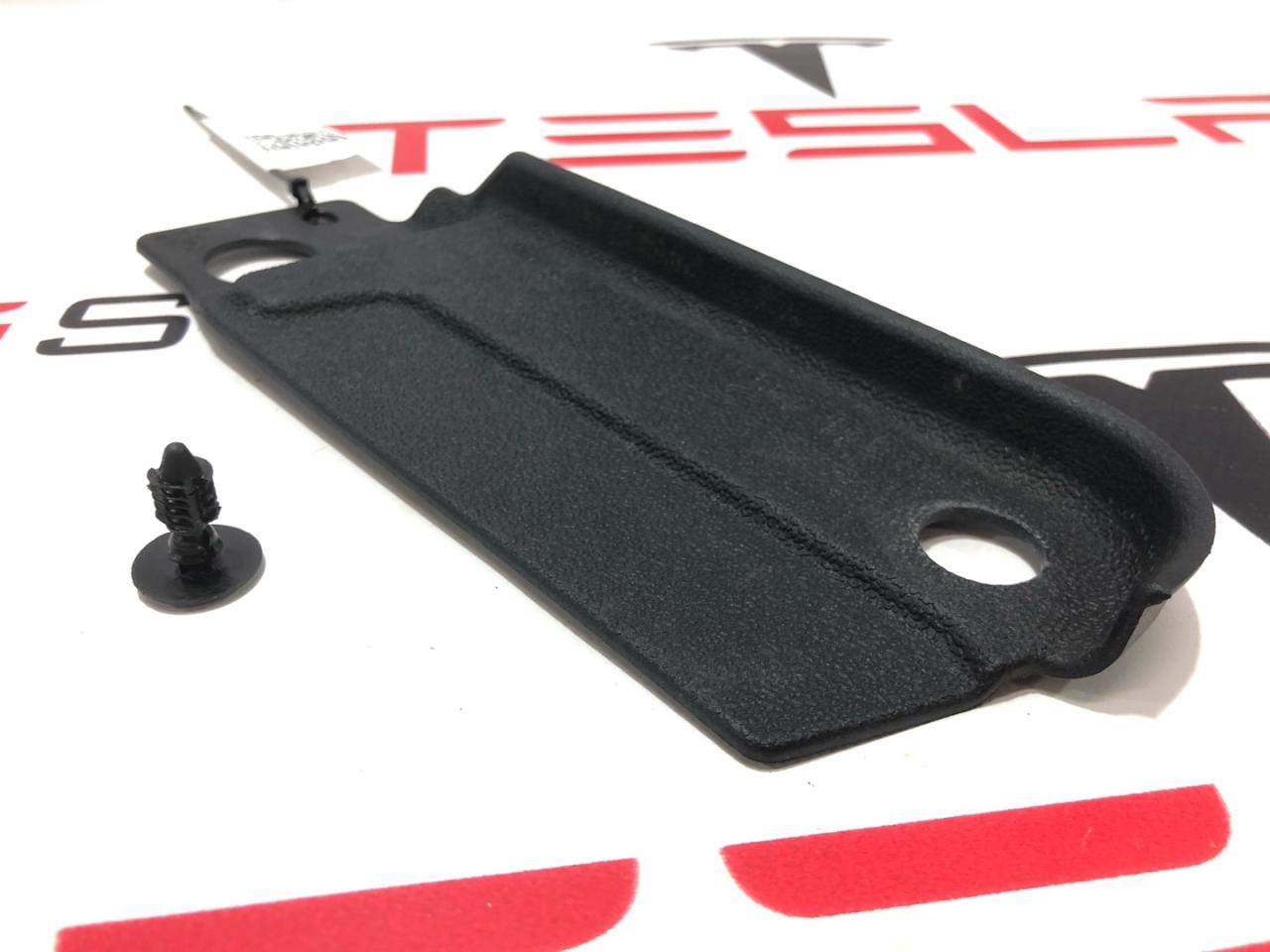 Крышка фонаря багажника Rivian R1T 1 поколение 2022, PT00039441 - фото №1