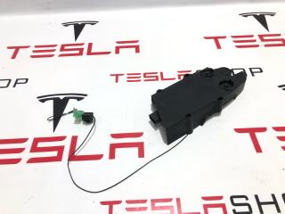 замок багажника Rivian R1T 1 поколение 2022, PT00013189-F