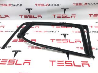 молдинг двери задней правой Rivian R1T 1 поколение 2022, PT00002212