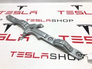 Кронштейн крепления обшивки двери Rivian R1T 1 поколение 2022, PT00033671D