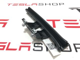 направляющая стеклоподъемника переднего Rivian R1T 1 поколение 2022, PT00042024, PT00015525