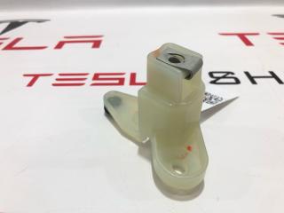 Кронштейн крепления обшивки двери Rivian R1T 1 поколение 2022, PT00240379