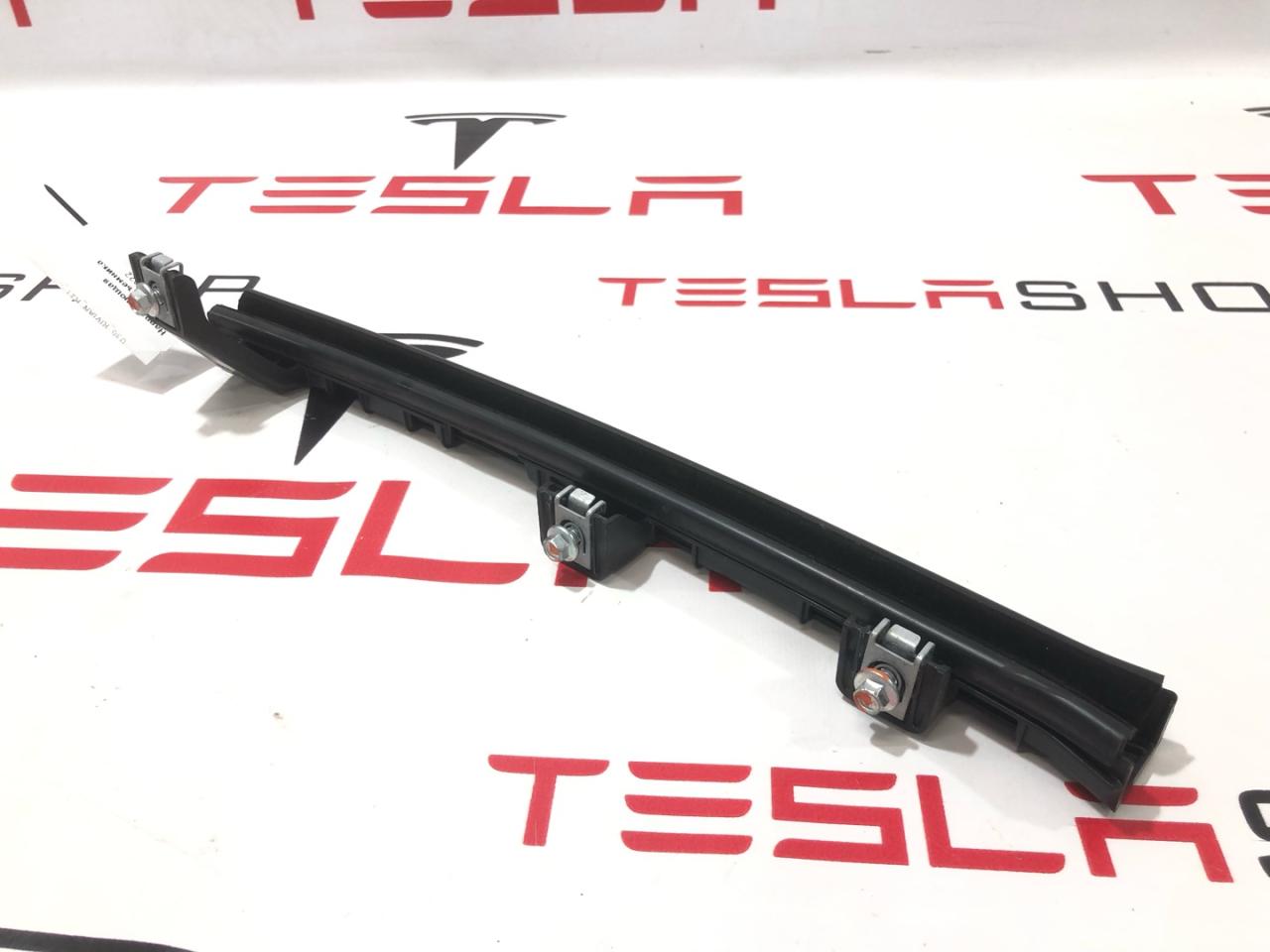 направляющая стеклоподъемника переднего Rivian R1T 1 поколение 2022, PT00015524, PT00042032 - фото №1