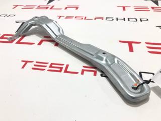 Кронштейн крепления обшивки двери Rivian R1T 1 поколение 2022, PT00044948C