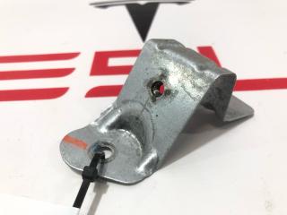 Кронштейн крепления обшивки двери Rivian R1T 1 поколение 2022, PT00240385