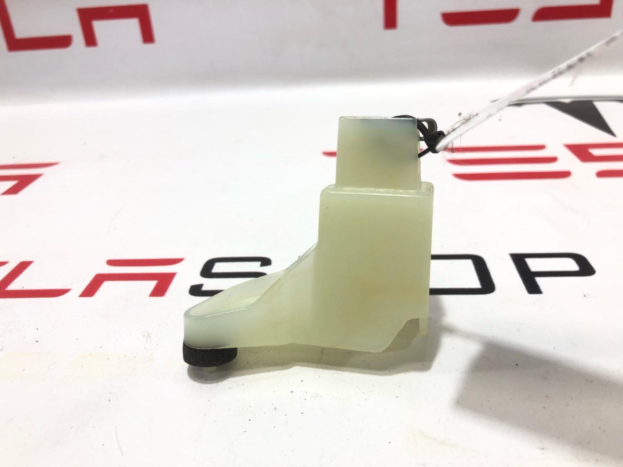 Кронштейн крепления обшивки двери Rivian R1T 1 поколение 2022, PT00240387 - фото №1