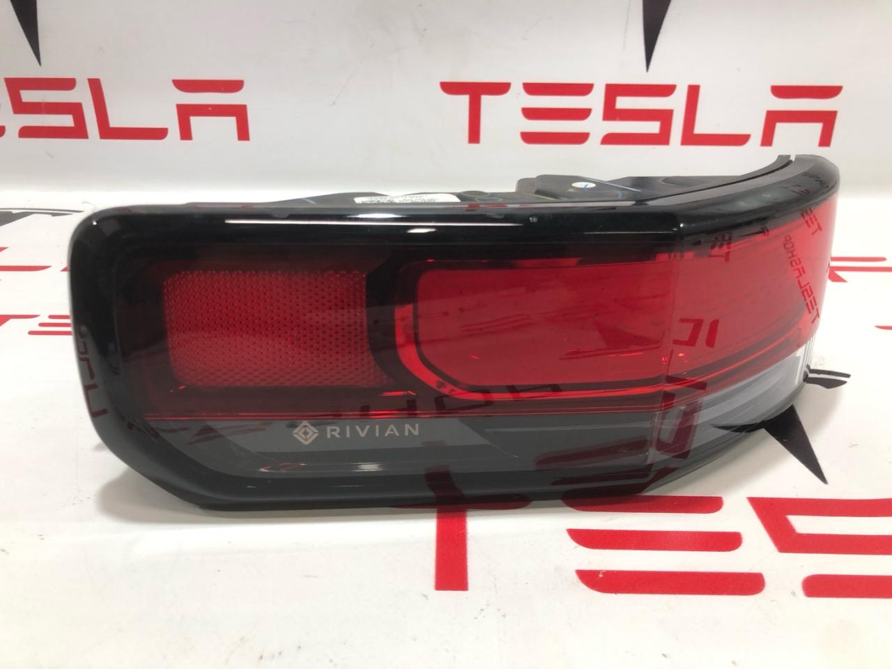 фонарь задний левый Rivian R1T 1 поколение 2022, PT00000471 - фото №1