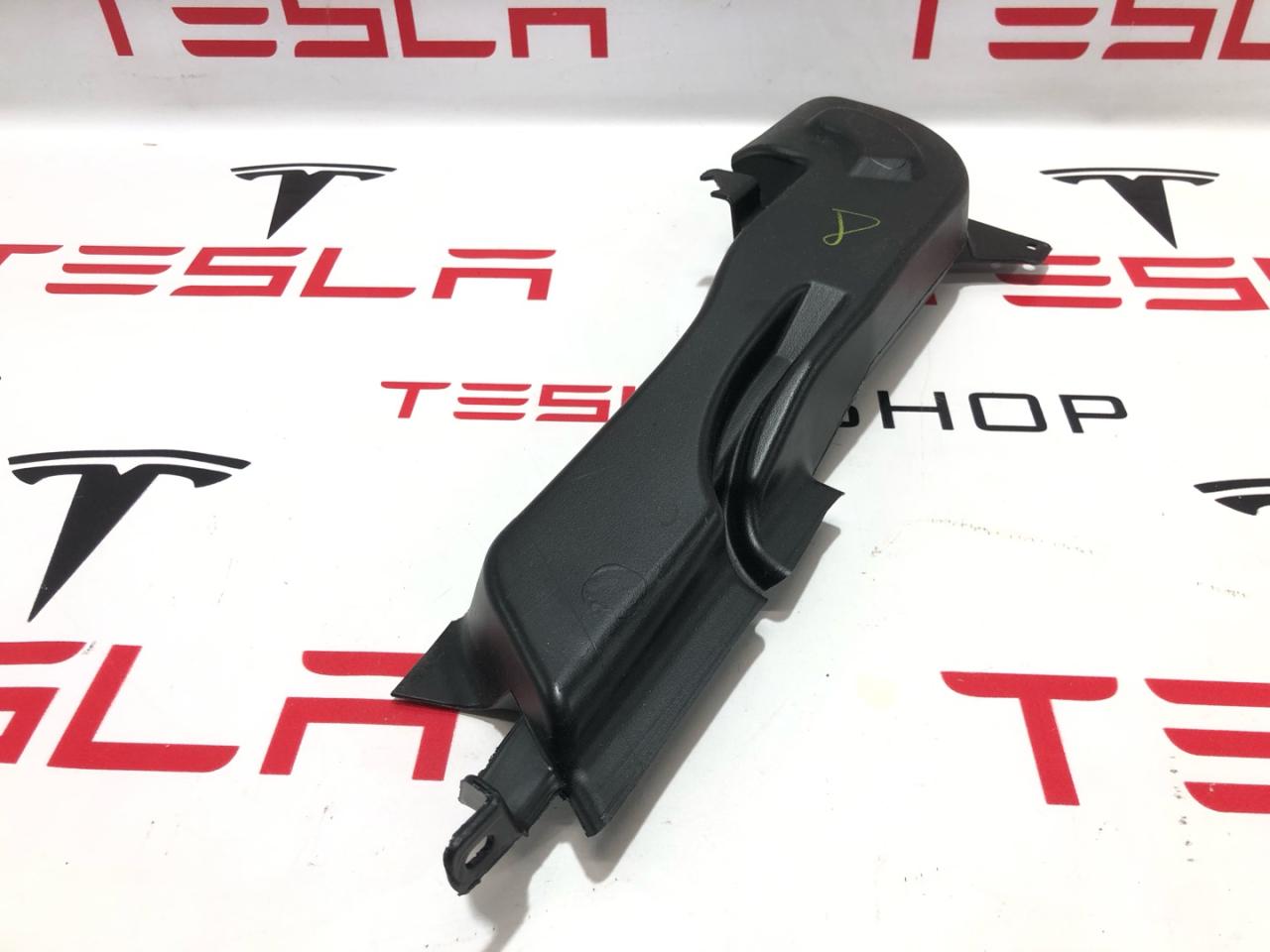 Воздуховод заднего ряда Rivian R1T 1 поколение 2022, PT00011945-D - фото №1