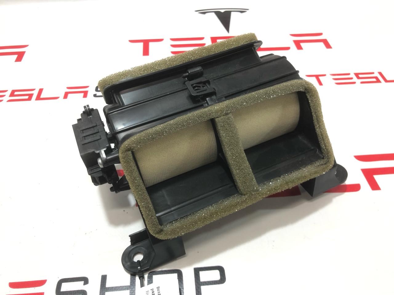 Воздуховод заднего ряда Rivian R1T 1 поколение 2022, PT00011944-D, PT00001839 - фото №1