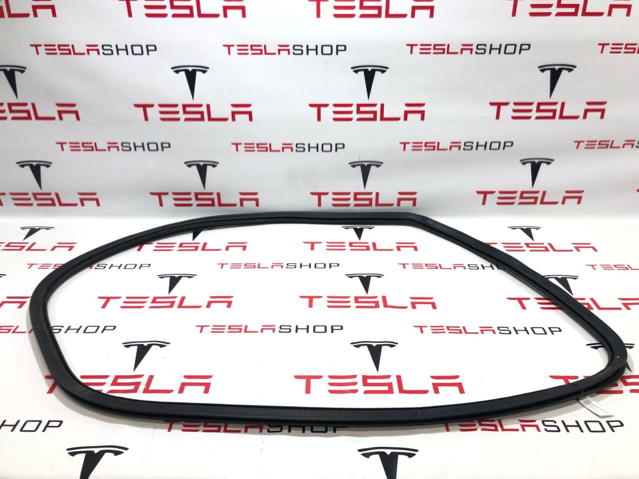 Уплотнитель проема дверного Rivian R1T 1 поколение 2022, PT00003697, PT00003687, PT00002370, PT00002365, PT00002357 - фото №1