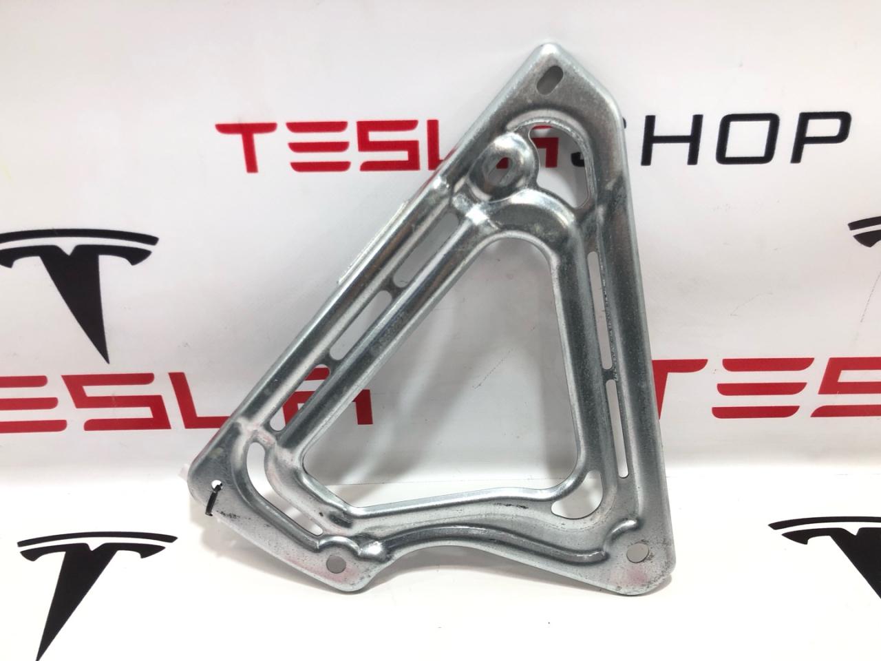 кронштейн (крепление) Rivian R1T 1 поколение 2022, PT00034522-E - фото №1