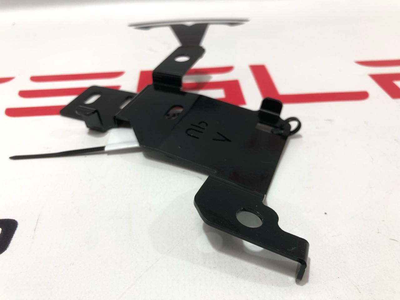 кронштейн (крепление) Rivian R1T 1 поколение 2022, PT00056836-B - фото №1