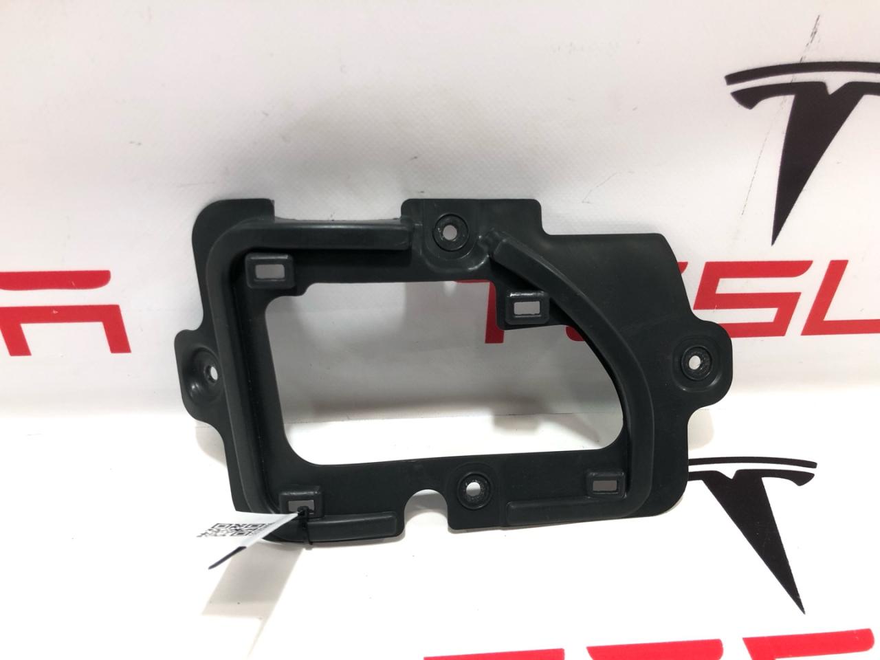 кронштейн (крепление) Rivian R1T 1 поколение 2022, PT0003380-C, PT00033080-C - фото №1