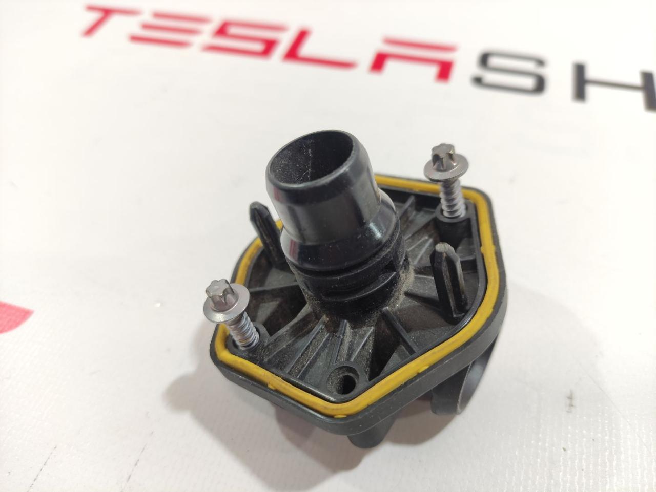 Штуцер Tesla Model 3 1 поколение 2019, электро, 1090365-00-E, 1090365-00-D - фото №1
