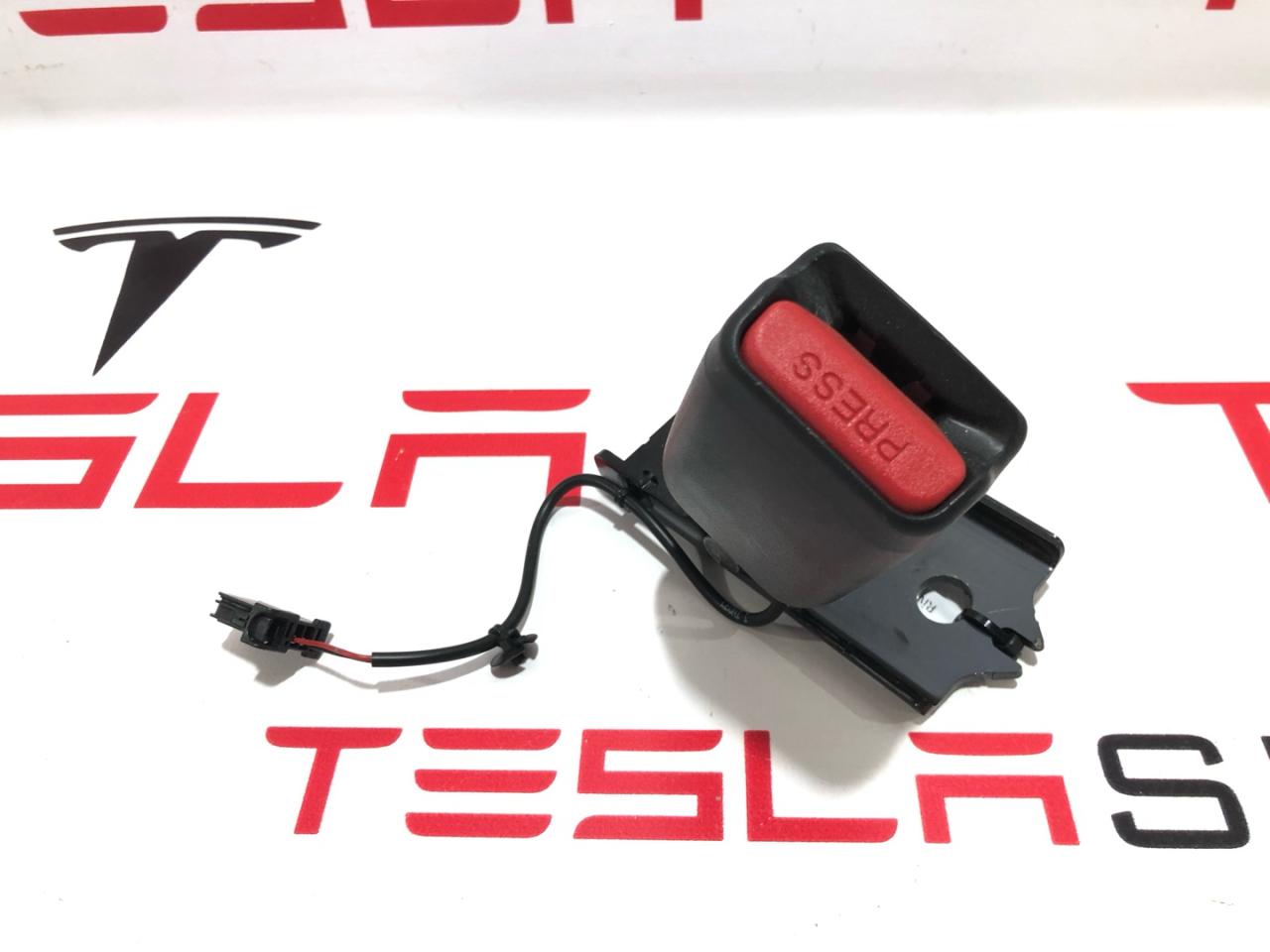 замок ремня безопасности Rivian R1T 1 поколение 2022, C100001061 - фото №1