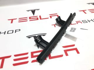 направляющая стеклоподъемника переднего Rivian R1T 1 поколение 2022, PT00002315, PT00046300