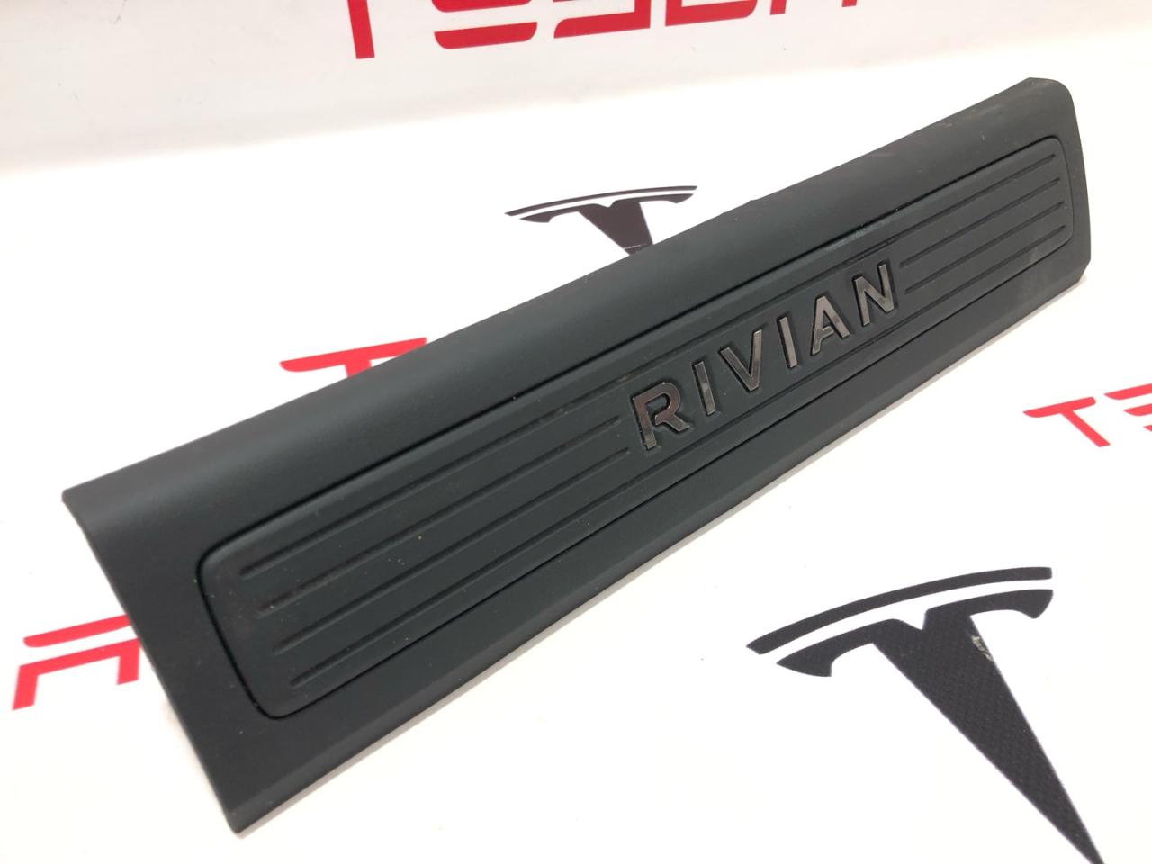 накладка на порог Rivian R1T 1 поколение 2022, PT00001390 - фото №1