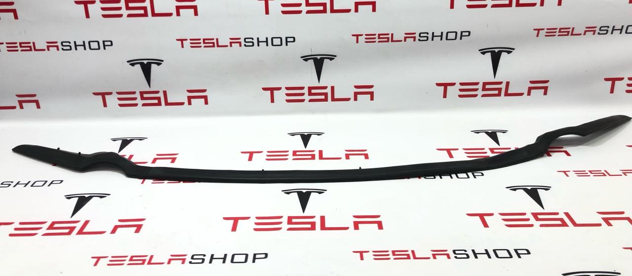 уплотнитель подкапотного пространства Rivian R1T 1 поколение 2022 - фото №1