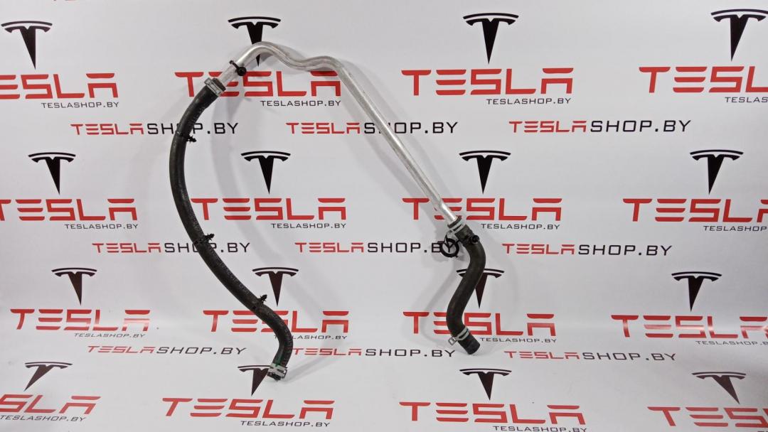 Патрубок охлаждения основной батареи Tesla Model S 1 поколение 2015, 1028527-00-B - фото №1