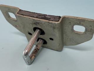 Петля замка (ригель) крышки багажника Tesla Model S 1 поколение [рестайлинг] 2018, 1009419-00, A2127400132