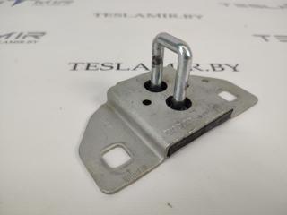 Петля замка (ригель) крышки багажника Tesla Model S 1 поколение [рестайлинг] 2018, 1009419-00, A2127400132