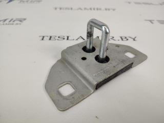 Петля замка (ригель) крышки багажника Tesla Model S 1 поколение [рестайлинг] 2017, 1009419-00, A2127400132