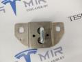 Петля замка (ригель) крышки багажника Tesla Model S 1 поколение [рестайлинг] 2017, 1009419-00, A2127400132 - фото №2