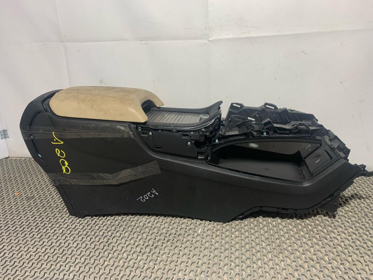 подлокотник Acura RDX 3 поколение 2019, 2.0 л., бензин, АКПП, белый, передний привод - фото №1