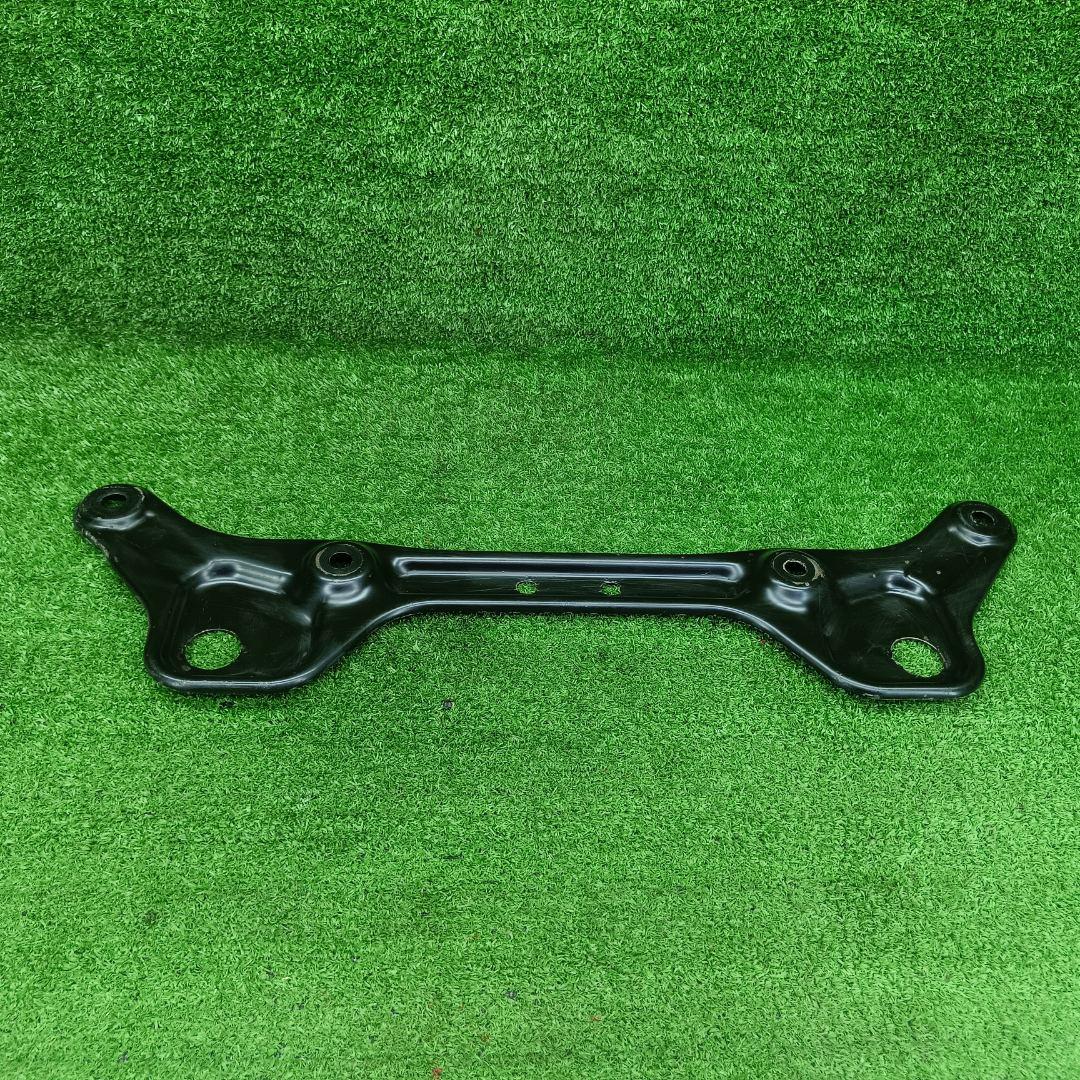 кронштейн рулевой рейки Mercedes-Benz C-Класс W204/S204 W204.008 2008, 2.2 л., CDi, OM 646.811, дизель, АКПП, седан, задний привод, правый руль, A2046280011 - фото №1
