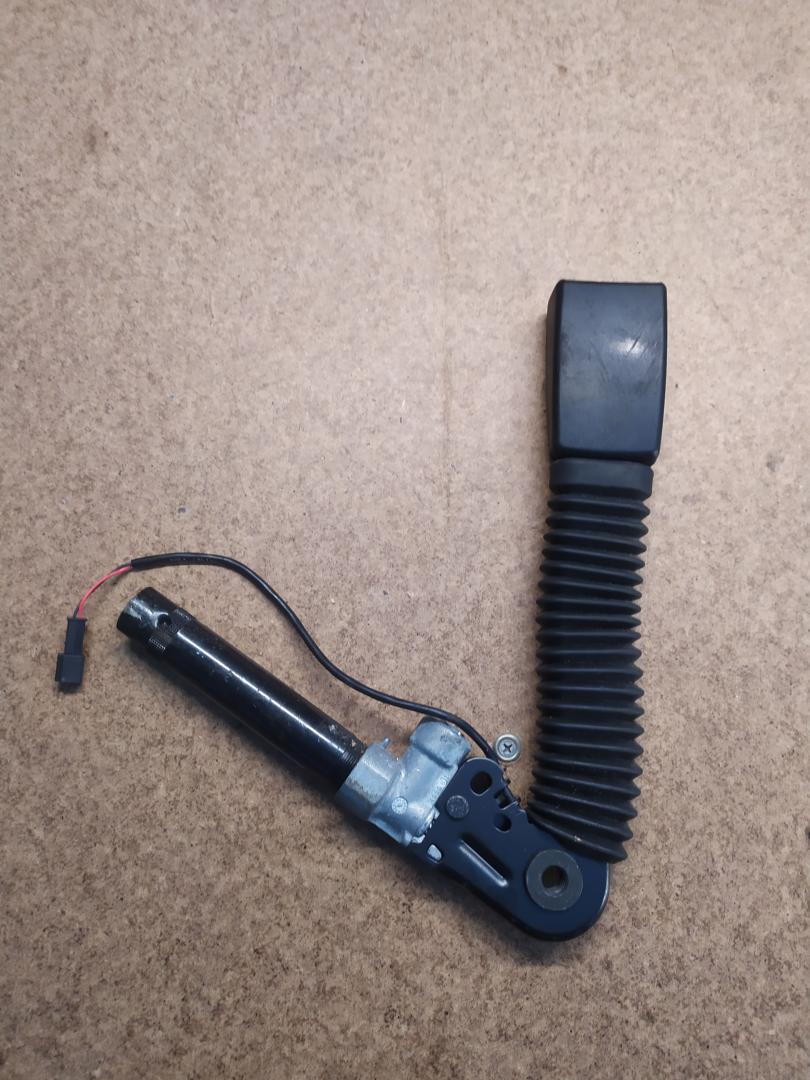 замок ремня безопасности BMW 5 серия F07/F10/F11 F10 2012, 2.0 л., N47 D20 C, дизель, МКПП, седан, задний привод, правый руль, 72119115306, 9115306 - фото №1