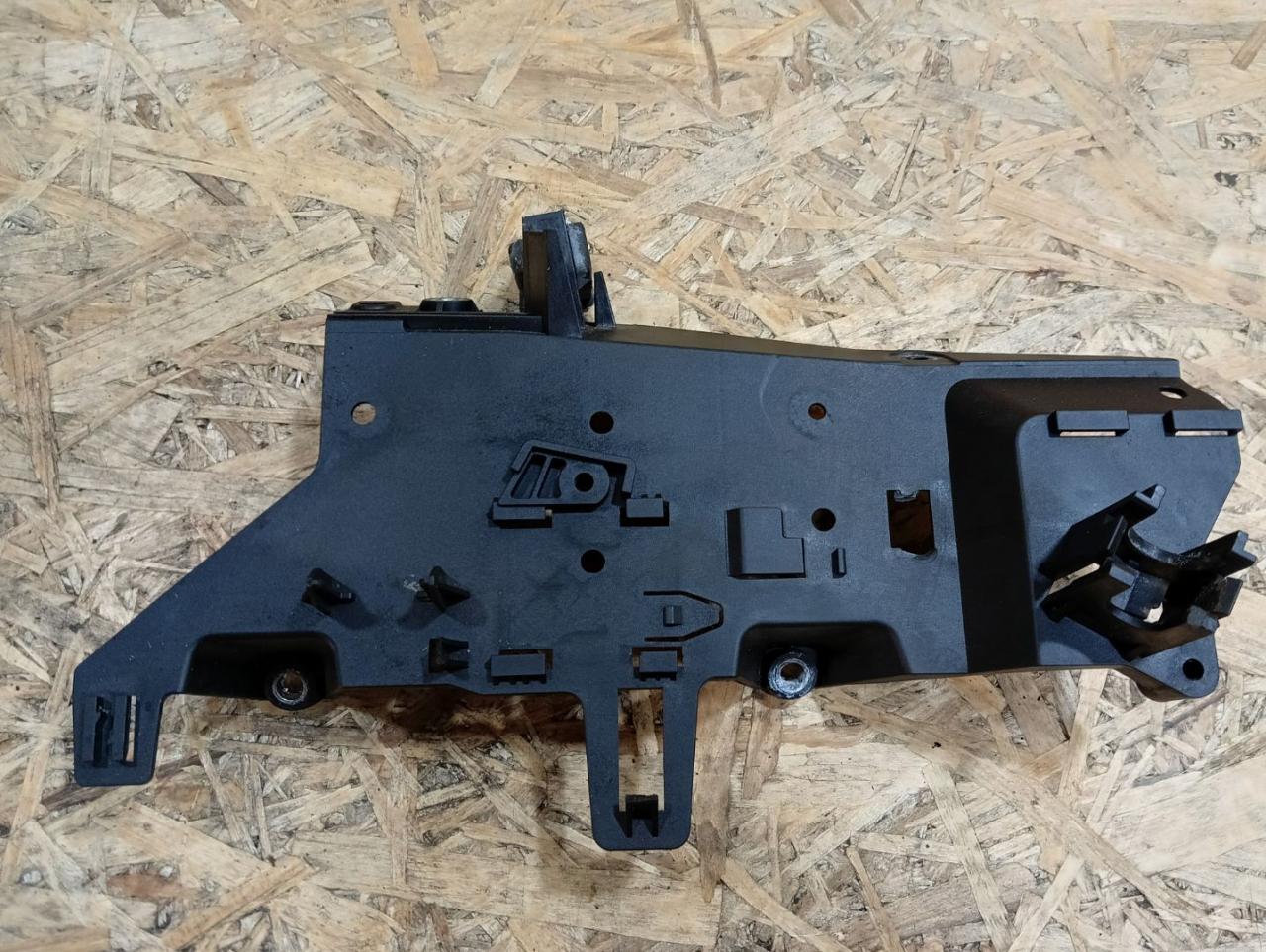 кронштейн (крепление) BMW 3 серия F30/F31/F34 F30 2014, 2.0 л., дизель, АКПП, черный, седан, полный привод, правый руль, 7811112, 13627811112 - фото №1