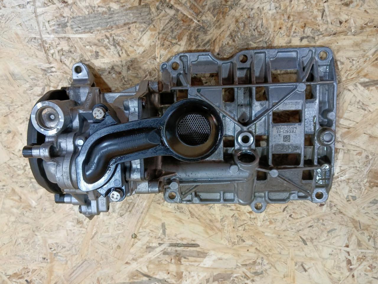 насос масляный BMW 3 серия F30/F31/F34 F30 2014, 2.0 л., дизель, АКПП, черный, седан, полный привод, правый руль, 7810823, 11417810823 - фото №1