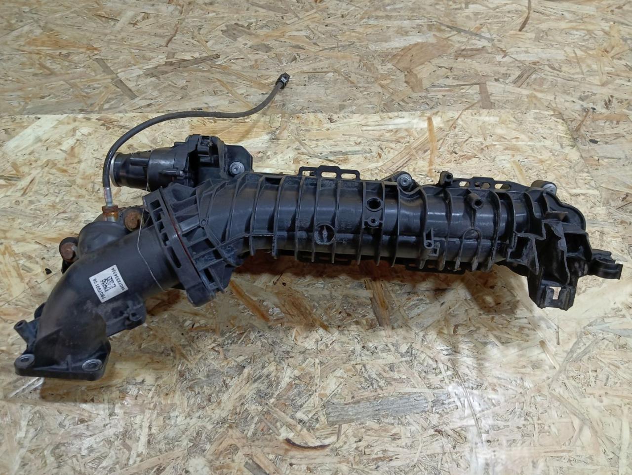 коллектор впускной BMW 3 серия F30/F31/F34 F30 2014, 2.0 л., дизель, АКПП, черный, седан, полный привод, правый руль, 7807991, 11617807991 - фото №1