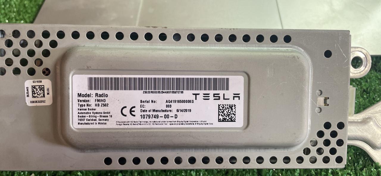 блок радио Tesla Model 3 1 поколение 2019, L1S, электро, хетчбэк 5 дв., 107974900 - фото №1