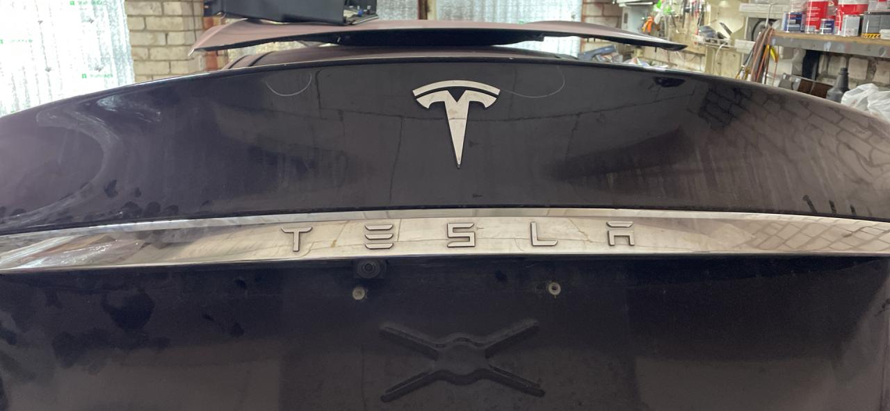 накладка двери (крышки) багажника Tesla Model S 1 поколение 2016, черный (pmbl), лифтбэк, задний привод - фото №1