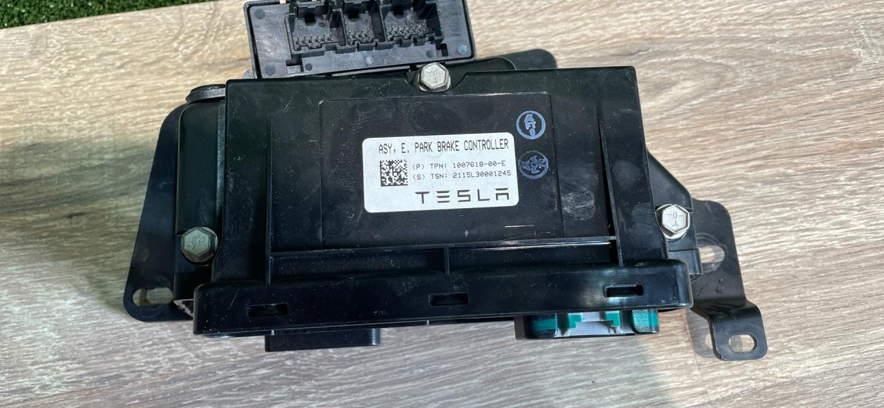 блок управления ручником Tesla Model S 1 поколение 2016, черный (pmbl), лифтбэк, задний привод, 100761800 - фото №1