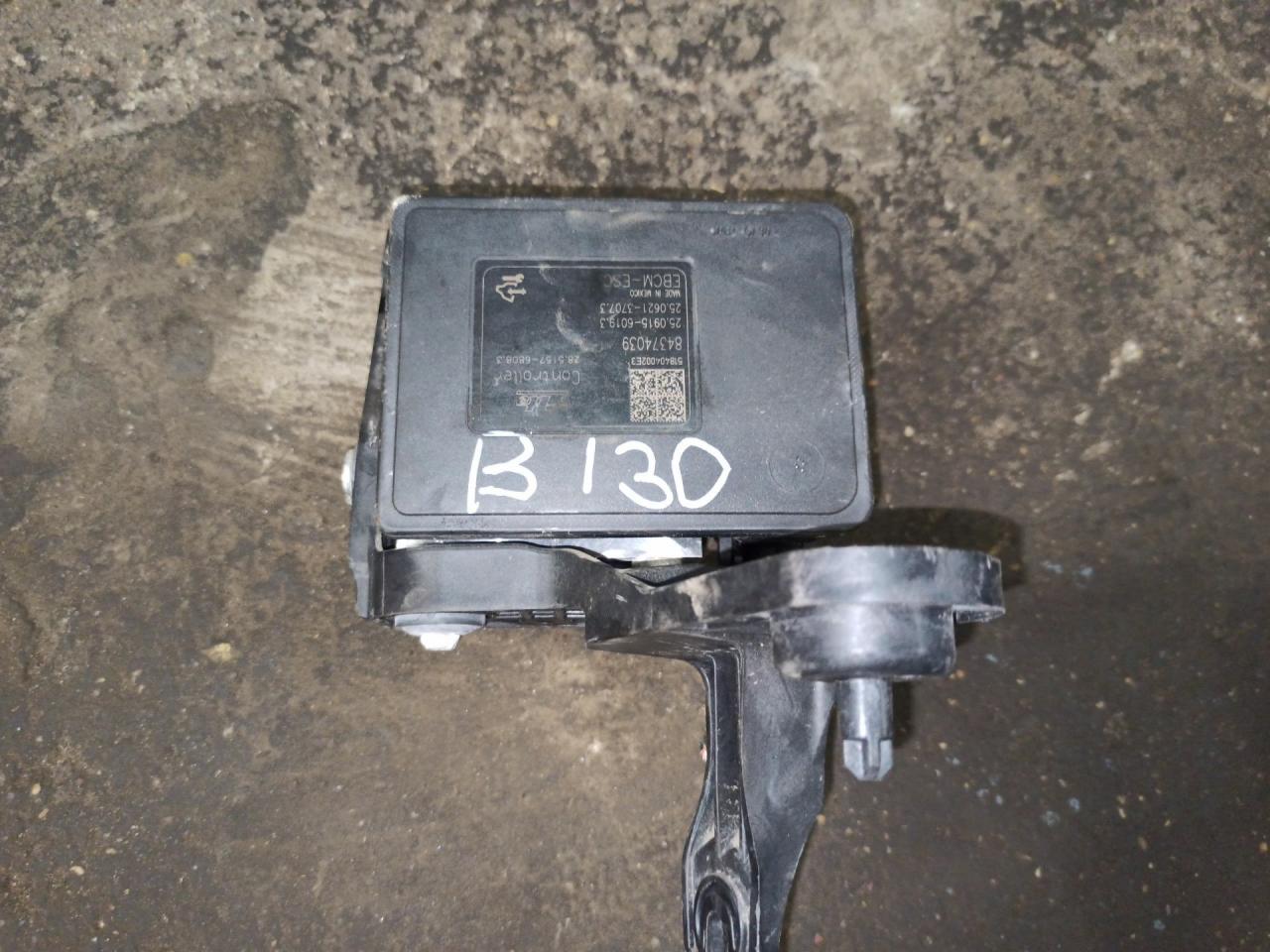 блок ABS Chevrolet Equinox 3 поколение 2018, 1.5 л., бензин, АКПП, красный, внедорожник 5 дв. - фото №1