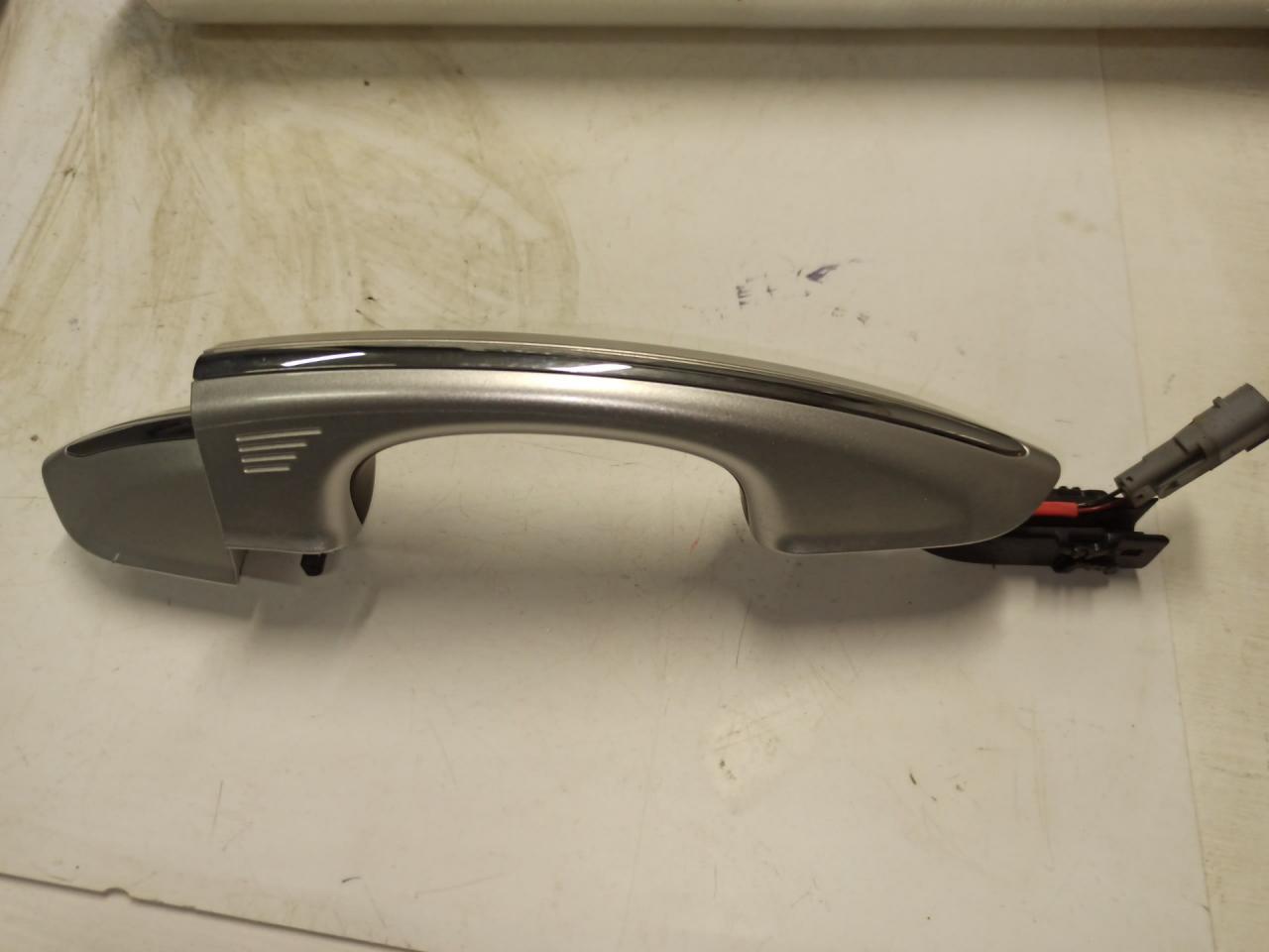 ручка наружная задняя левая Ford Edge 2 поколение CD539 2015, 2.0 л., бензин, АКПП, серебристый, внедорожник 5 дв. - фото №1