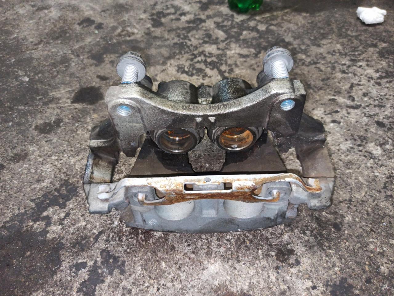 суппорт передний левый Ford Edge 2 поколение CD539 2015, 2.0 л., бензин, АКПП, серебристый, внедорожник 5 дв. - фото №1