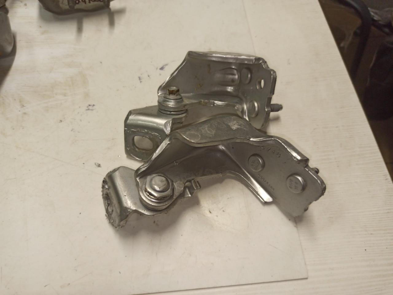 петля двери Ford Edge 2 поколение CD539 2015, 2.0 л., бензин, АКПП, серебристый, внедорожник 5 дв. - фото №1