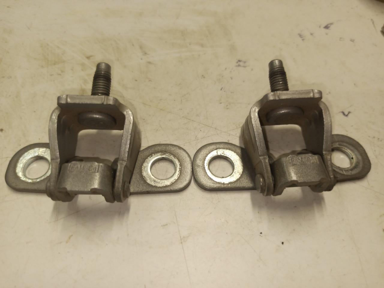 петля крышки багажника Ford Edge 2 поколение CD539 2015, 2.0 л., бензин, АКПП, серебристый, внедорожник 5 дв. - фото №1