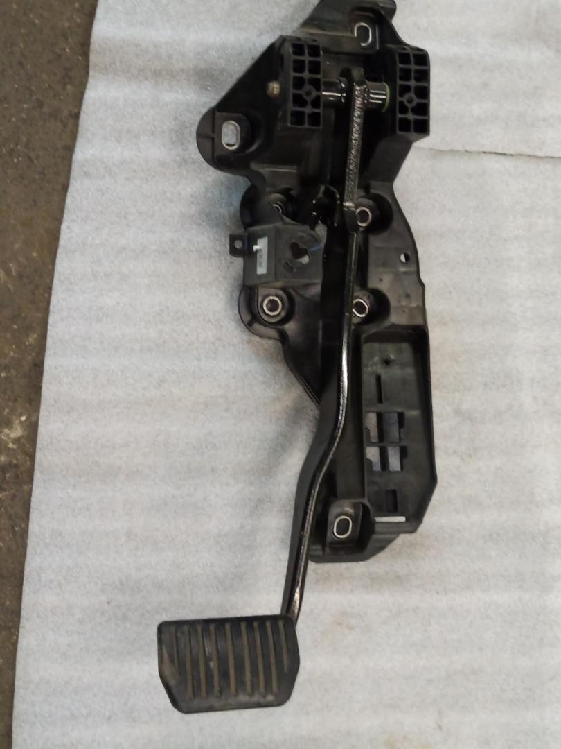 узел педальный (блок педалей) Ford Edge 2 поколение CD539 2015, 2.0 л., бензин, АКПП, серебристый, внедорожник 5 дв. - фото №1