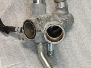 корпус термостата Ford Explorer 5 поколение U502 [2-й рестайлинг] 2018, 3.5 л., бензин, АКПП, черный, внедорожник 5 дв.