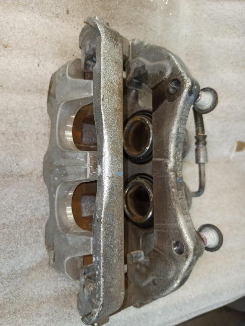суппорт передний правый Ford Explorer 6 поколение U625 2020, 2.3 л., бензин, АКПП, серебро, внедорожник 5 дв. - фото №1